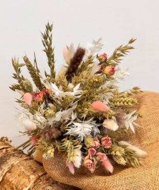 Discover our medium dried flower bouquet with wheat, bunny tails, roses & ruscus. A beautiful, rustic arrangement, delivered across the UK.