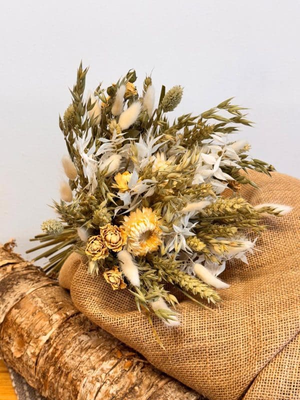 Discover our medium dried flower bouquet with wheat, bunny tails, roses & ruscus. A beautiful, rustic arrangement, delivered across the UK.